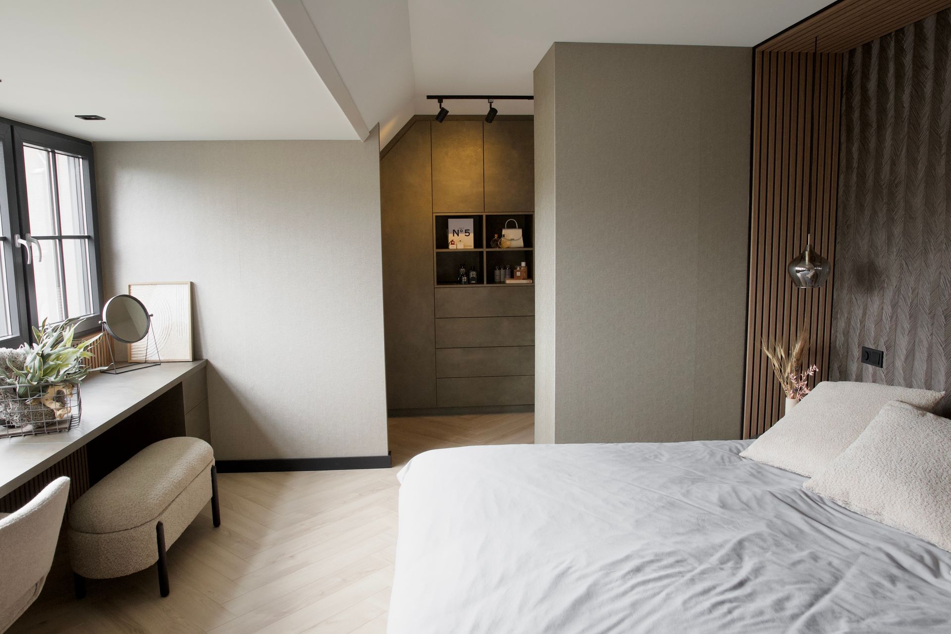 Master bedroom met inloopkast