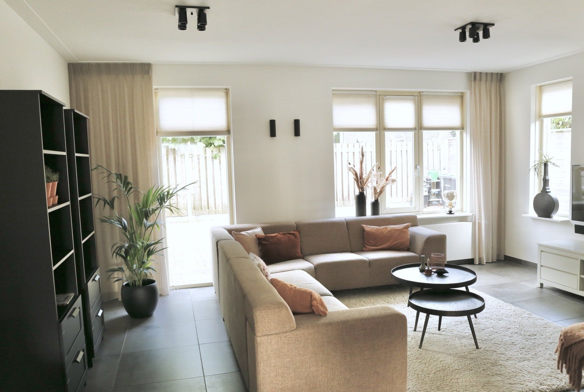 Woonkamer met roze accenten